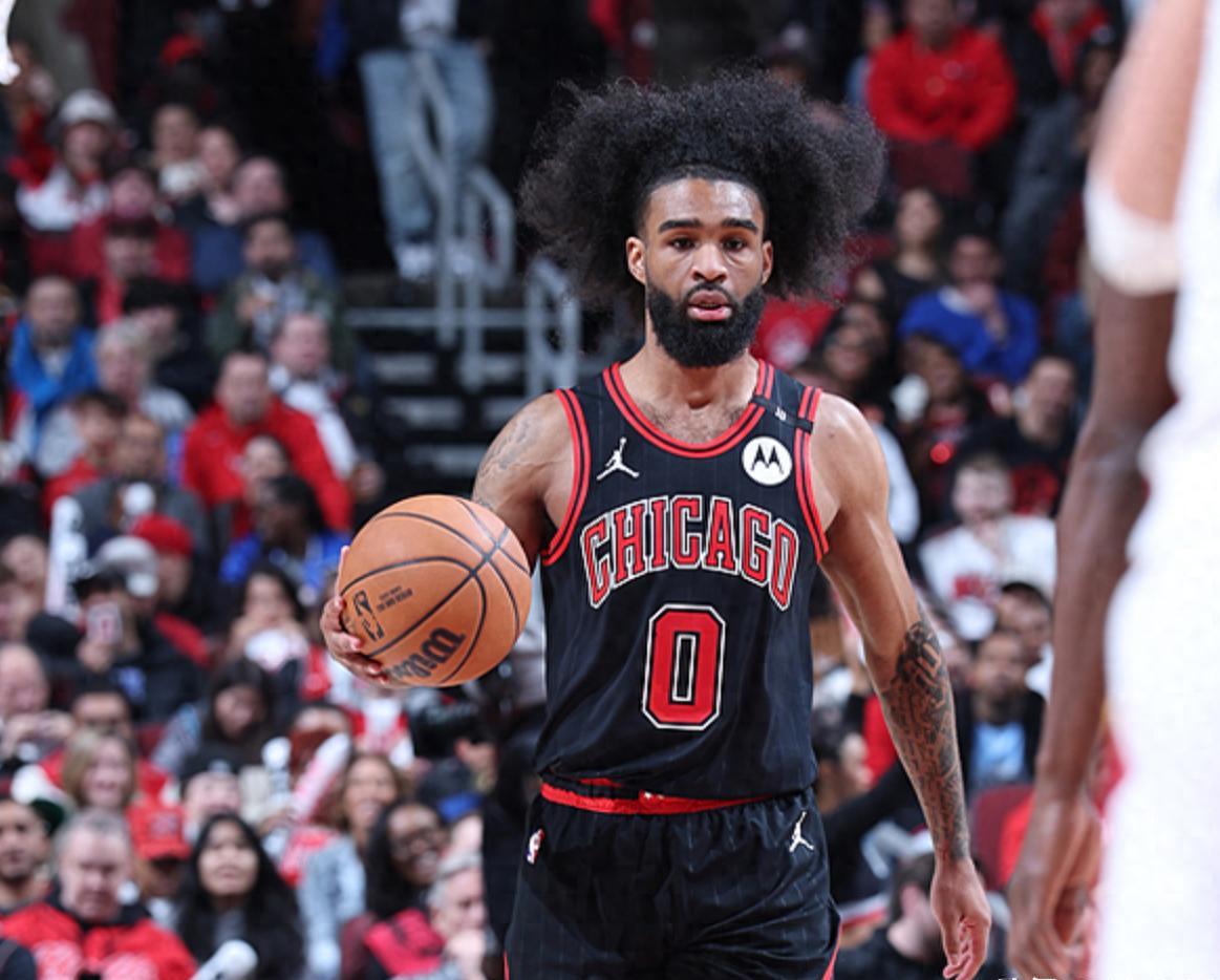 西亚卡姆在热火比赛中最后时刻胜出,战术调整引发热议! 西亚卡姆在热火比赛中最后时刻胜出,战术调整引发热议!